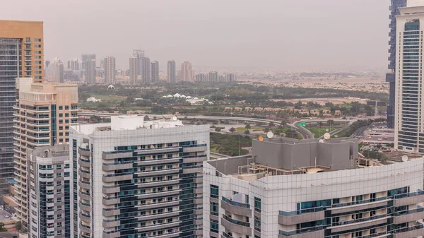Dubai Golf Course con un paesaggio urbano di Gereens e tecom distretti sullo sfondo timelapse aerea — Foto Stock