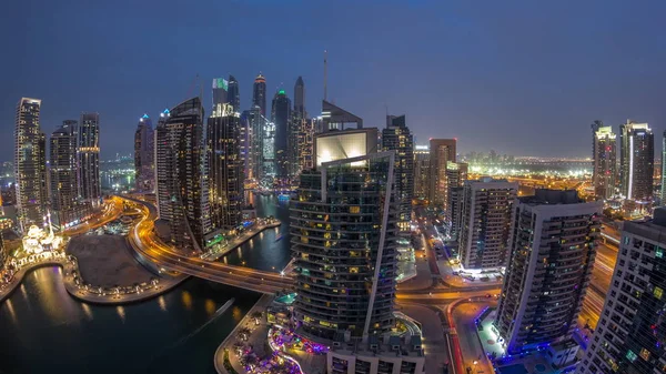 Vista aérea dos arranha-céus residenciais e de escritório da Marina do Dubai com a timelapse do dia à noite à beira-mar — Fotografia de Stock