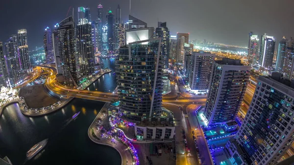 Vista aérea dos arranha-céus residenciais e de escritório da Marina do Dubai com a timelapse da noite à beira-mar — Fotografia de Stock