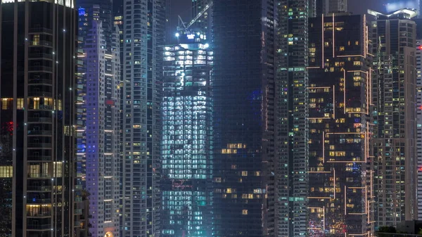 Kilátás a különböző felhőkarcolók és tornyok Dubai Marina felett légi éjszakai időbeosztás — Stock Fotó