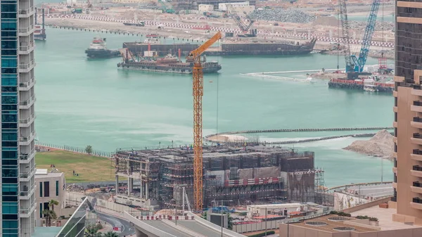 Vista aérea de um arranha-céu em construção com enormes guindastes timelapse em Dubai marina . — Fotografia de Stock