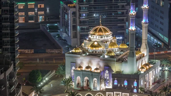 Arquitetura residencial moderna de Dubai Marina e Mohammed Bin Ahmed Almulla Mesquita aérea noite timelapse — Fotografia de Stock
