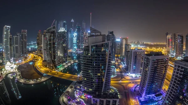 Vista aérea de los rascacielos residenciales y de oficinas de Dubai Marina con timelapse nocturno frente al mar — Foto de Stock