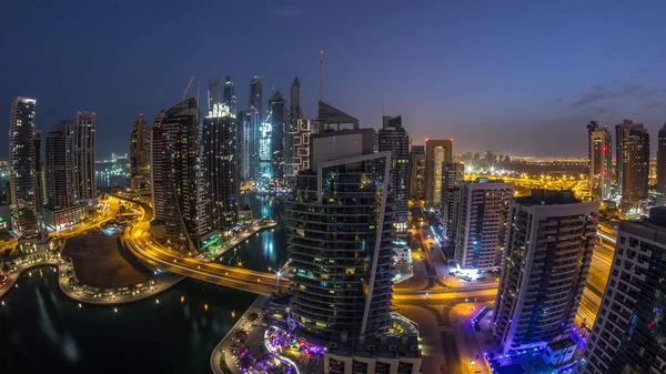 Letecký pohled na Dubaj Marina obytné a kancelářské mrakodrapy s nábřeží noc na den timelapse — Stock fotografie