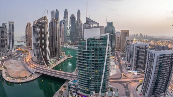 Vista aérea dos arranha-céus residenciais e de escritório da Marina do Dubai com horário à beira-mar do dia — Fotografia de Stock