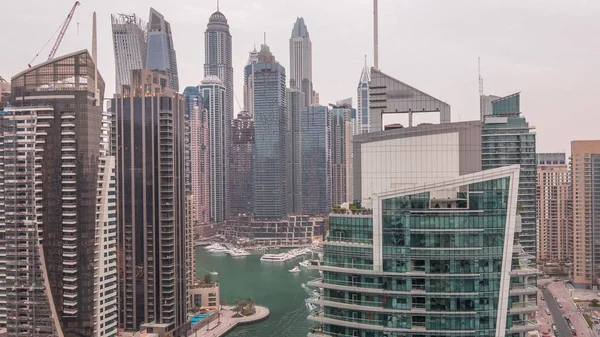 Vista aérea de los rascacielos residenciales y de oficinas de Dubai Marina con timelapse de día a noche frente al mar —  Fotos de Stock