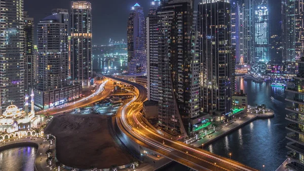 Вид з повітря на будинок Дубая Марини та офісні хмарочоси з нічним береговим таймелапсом. — стокове фото