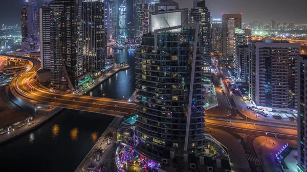 Vista aérea de los rascacielos residenciales y de oficinas de Dubai Marina con timelapse nocturno frente al mar — Foto de Stock