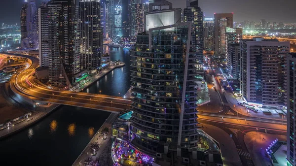 Vista aérea dos arranha-céus residenciais e de escritório da Marina do Dubai com a timelapse da noite à beira-mar — Fotografia de Stock