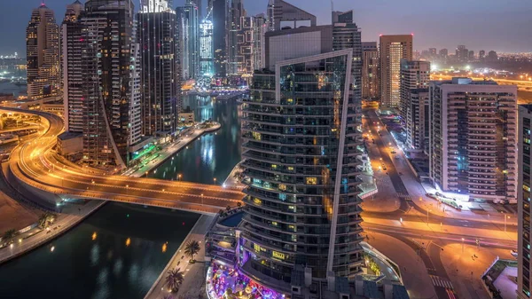 Повітряний вид Дубая Марини на житлові та офісні хмарочоси з набережною ніччю в день. — стокове фото