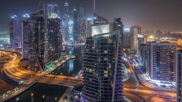 Widok z powietrza na Dubai Marina drapacze chmur mieszkalnych i biurowych z nabrzeżem nocy timelapse — Zdjęcie stockowe