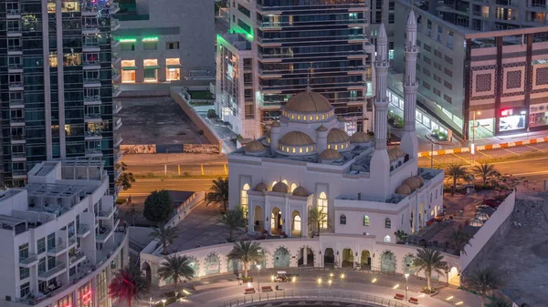 Modern lakóépületek Dubai Marina és Mohammed Bin Ahmed Almulla mecset légi éjjel-nappal timelapse — Stock Fotó
