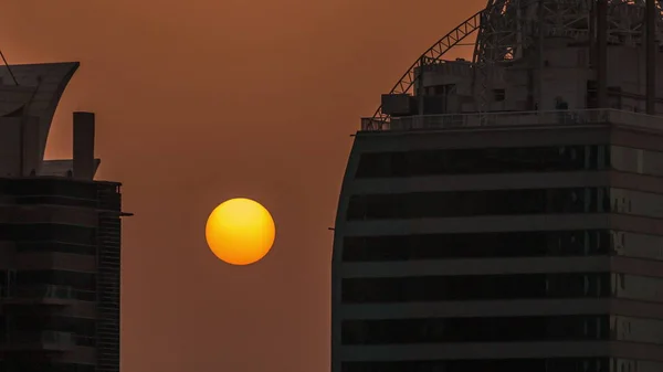 Lever de soleil entre immeubles résidentiels et bureaux dans le quartier JLT timelapse aérienne à Dubaï, Émirats arabes unis . — Photo