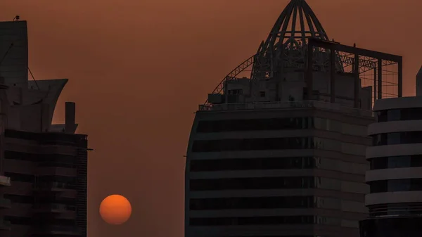 Сонячний підйом між житловими і офісними будівлями в Jlt District air timelapse в Дубаї, штат Уе. — стокове фото