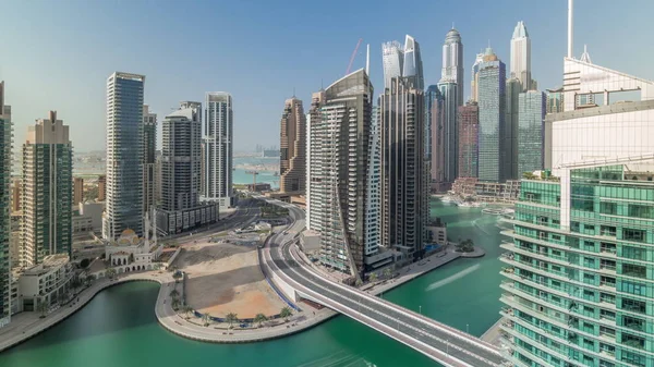 Widok z lotu ptaka na Dubai Marina drapacze chmur mieszkalnych i biurowych z nabrzeżem — Zdjęcie stockowe