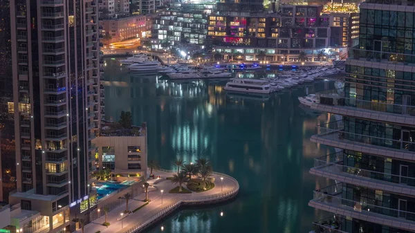 Nábřežní promenáda v Dubai Marina letecká noc na den timelapse. Dubaj, Spojené arabské emiráty — Stock fotografie