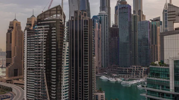 Kilátás a különböző felhőkarcolók és tornyok Dubai Marina felett légi időbeosztás — Stock Fotó