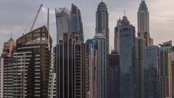 Vista de varios rascacielos y torres en Dubai Marina desde arriba timelapse aéreo — Foto de Stock
