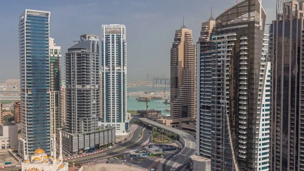 Kilátás a különböző felhőkarcolók és tornyok Dubai Marina felett légi időbeosztás — Stock Fotó