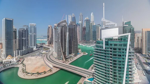 Vista aérea de los rascacielos residenciales y de oficinas de Dubai Marina con timelapse frente al mar —  Fotos de Stock