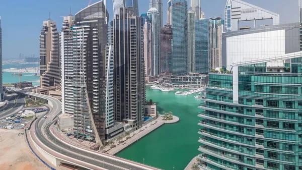 Вид з повітря на житлові будівлі Дубая Марини та офісні хмарочоси з береговим таймелапсом. — стокове фото
