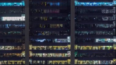 İş faaliyetini gösteren modern bir gökdelenin cephesindeki ofis pencereleri