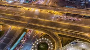 Dubai şehir merkezinde gece zaman atlamalı otoyol kavşak havadan görünümü.
