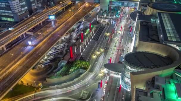 Vista aérea do shopping center com centro financeiro estrada noite timelapse — Vídeo de Stock