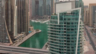 Dubai Marina yerleşim ve ofis gökdelenlerinin deniz manzarası.