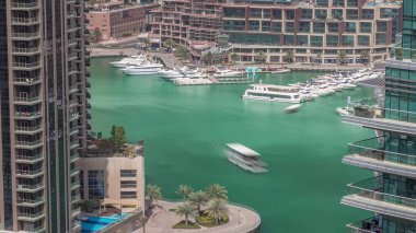 Dubai Marina Limanı 'ndaki rıhtım güvertesi, zaman ayarlı. Dubai, Birleşik Arap Emirlikleri