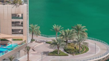 Dubai Marina Limanı 'ndaki rıhtım güvertesi, zaman ayarlı. Dubai, Birleşik Arap Emirlikleri