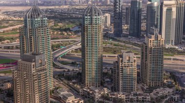 Dubai Marina gökdelenleri ve Jumeirah göl kuleleri Birleşik Arap Emirlikleri 'nin en üst düzey hava zaman aralığından görünüyor..