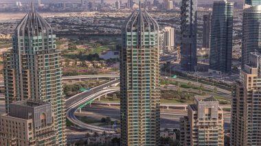 Dubai Marina gökdelenleri ve Jumeirah göl kuleleri Birleşik Arap Emirlikleri 'nin en üst düzey hava zaman aralığından görünüyor..