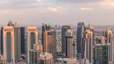 Dubai Marina gökdelenleri ve Jumeirah göl kuleleri Birleşik Arap Emirlikleri 'nin en üst düzey hava zaman aralığından görünüyor..