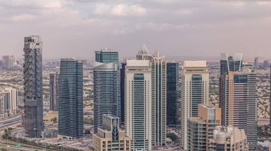 Dubai Marina gökdelenleri ve Jumeirah göl kuleleri Birleşik Arap Emirlikleri 'nin en üst düzey hava zaman aralığından görünüyor..