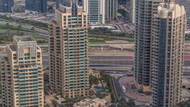 Dubai Marina gökdelenleri ve Jumeirah göl kuleleri Birleşik Arap Emirlikleri 'nin en üst düzey hava zaman aralığından görünüyor..