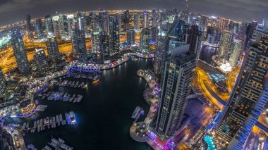 Dubai Marina gökdelenleri ve Jumeirah göl kuleleri Birleşik Arap Emirlikleri 'nin en üst düzey hava gece zaman çizelgesinden görünüyor..