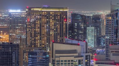 Dubai Marina gökdelenleri ve Jumeirah göl kuleleri Birleşik Arap Emirlikleri 'nin en üst düzey hava gece zaman çizelgesinden görünüyor..