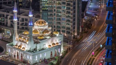Dubai Marina ve Mohammed Bin Ahmed Almulla Camii 'nin modern konut mimarisi.