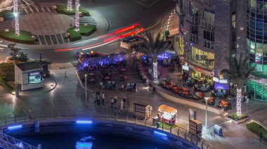 Dubai Marina Limanı 'ndaki rıhtım güvertesi gece uçuşları. Dubai, Birleşik Arap Emirlikleri