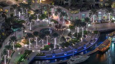 Dubai Marina Yürüyüşü, çeşme ve palmiyelerle Top View gece zamanı