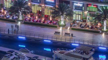 Dubai Marina Limanı 'ndaki rıhtım güvertesi gece uçuşları. Dubai, Birleşik Arap Emirlikleri