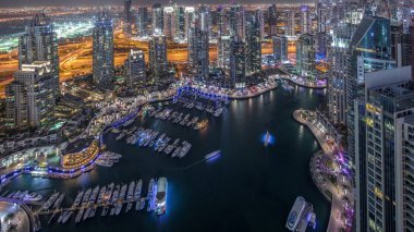 Dubai Marina gökdelenleri ve Jumeirah göl kuleleri Birleşik Arap Emirlikleri 'nin en üst düzey hava gece zaman çizelgesinden görünüyor..