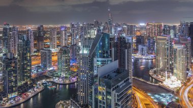 Dubai Marina gökdelenleri ve Jumeirah göl kuleleri Birleşik Arap Emirlikleri 'nin en üst düzey hava gece zaman çizelgesinden görünüyor..