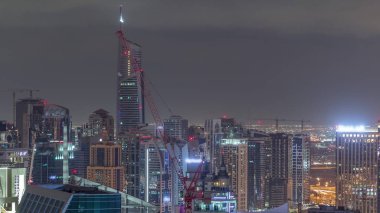 Dubai Marina gökdelenleri ve Jumeirah göl kuleleri Birleşik Arap Emirlikleri 'nin en üst düzey hava gece zaman çizelgesinden görünüyor..