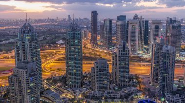 Dubai Marina gökdelenleri ve Jumeirah göl kuleleri Birleşik Arap Emirlikleri 'nde gece gündüz gökdelenlerin manzarası.