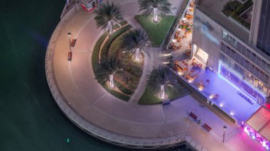 Dubai Marina Limanı 'ndaki rıhtım güvertesi gece uçuşları. Dubai, Birleşik Arap Emirlikleri