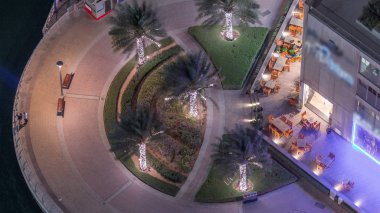 Dubai Marina Limanı 'ndaki rıhtım güvertesi gece uçuşları. Dubai, Birleşik Arap Emirlikleri