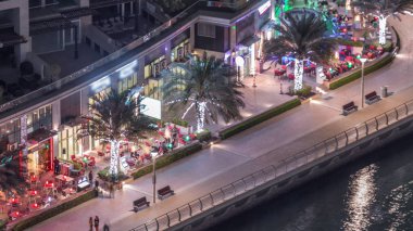 Dubai Marina Limanı 'ndaki rıhtım güvertesi gece uçuşları. Dubai, Birleşik Arap Emirlikleri
