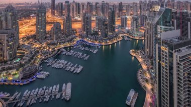 Dubai Marina gökdelenleri ve Jumeirah göl kuleleri Birleşik Arap Emirlikleri 'nde gece gündüz gökdelenlerin manzarası.